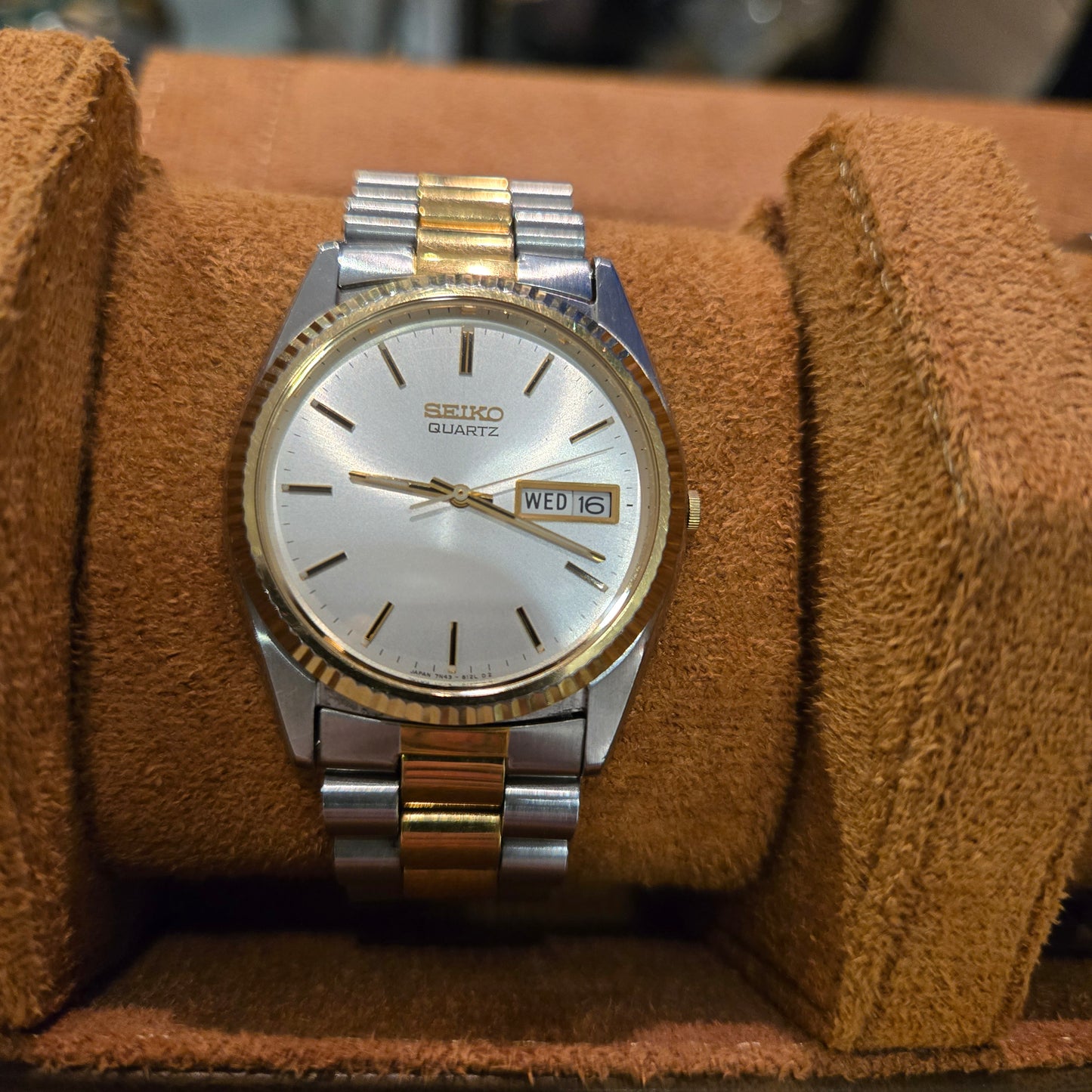 <SEIKO> Quartz Day-Date w/ Fluted Bezel s.391344